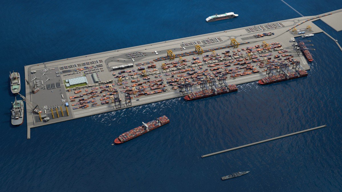 Trójwymiarowa wizualizacja Portu Zewnętrznego. Widoczny sztuczny pirs, dookoła morze. Na pirsie działa terminal kontenerowy, widać sprzęt do jego obsługi.