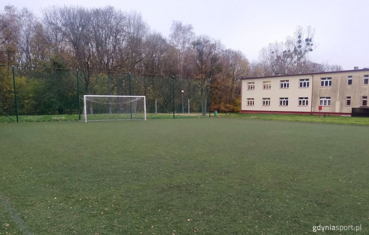 W miejscu inwestycji na powierzchni około 544 m2 powstanie wielofunkcyjne boisko ze sportową nawierzchnią poliuretanową // fot. gdyniasport.pl