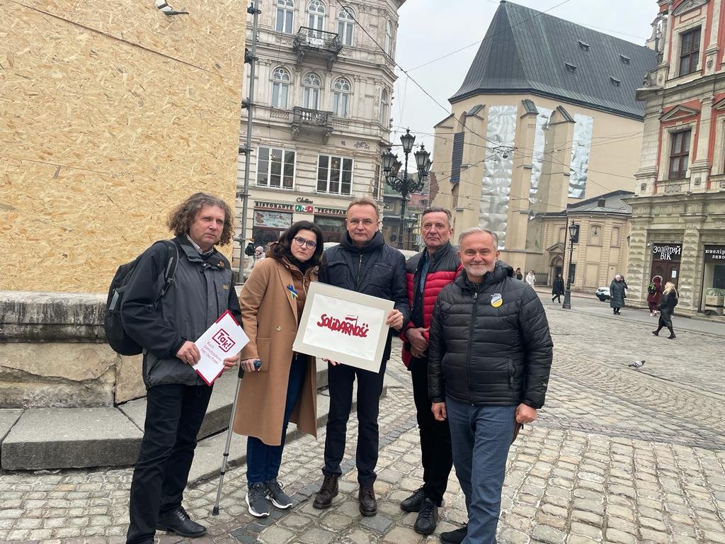 Spotkanie we Lwowie. Na zdj. (od prawej): prezydent Gdyni Wojciech Szczurek, Wicemarszałek Województwa Pomorskiego Leszek Bonna, mer Lwowa Andrij Sadowy, prezydent Gdańska Aleksandra Dulkiewicz i prezydent Sopotu Jacek Karnowski // mat. prasowe