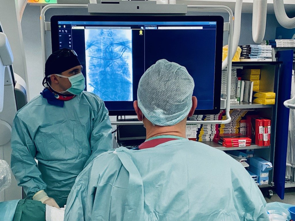 Sala operacyjna szpitala w Gdyni. Widoczny monitor i dwóch lekarzy w strojach ochronnych