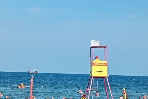Ratownicy na gdyńskich plażach są wyposażeni w specjalistyczny sprzęt i pełnią dyżury codziennie w godz. 9:30-17:30 (fot. Waldemar Ulanowski)