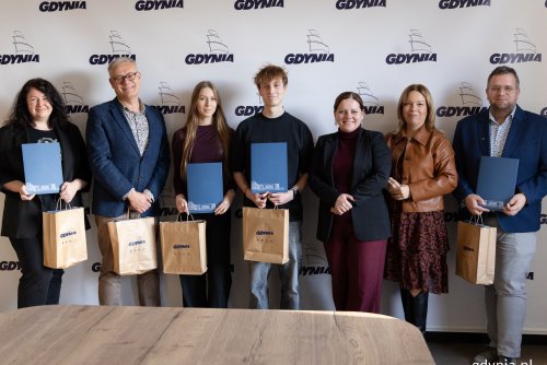 Na zdjęciu m.in.: prezydent Gdyni Aleksandra Kosiorek, wiceprezydentka Gdyni Oktawia Gorzeńska, dyrektor VI LO Tomasz Ogrodnik, laureaci konkursu Explory Laura Grafińska i Tomasz Gierka (fot. Natalia Kawalerowicz)