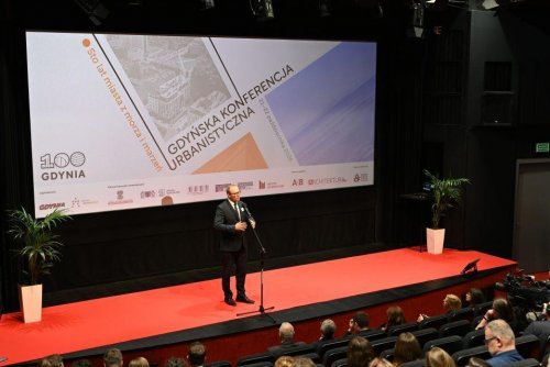 Gdyńską Konferencję Urbanistyczną otwierał m.in. wicewojewoda pomorski Emil Rojek, który zwrócił uwagę, że współczesne miasta mierzą się z wieloma procesami jednocześnie: od suburbanizacji i zmian demograficznych po przekształcenia związane z rozwojem portów (fot. Waldemar Ulanowski)
