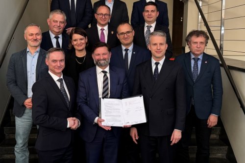 Port Gdynia podpisał umowę na rozbudowę Stanowiska Przeładunku Paliw Płynnych. W uroczystości wzięli udział m.in.  Arkadiusz Marchewka, wiceminister infrastruktury, Jacek Karnowski, wiceminister funduszy i polityki regionalnej, Emil Rojek, wicewojewoda pomorski, Jarosław Wałęsa, poseł na Sejm RP, Marcin Skwierawski, wicemarszałek województwa pomorskiego, Maciej Zielonka, wiceprezydent Gdyni, Piotr Gorzeński, prezes Portu Gdynia, Katarzyna Gruszecka-Spychała, wiceprezes Portu Gdynia oraz przedstawiciele firmy Budimex (fot. Łukasz Kamasz)