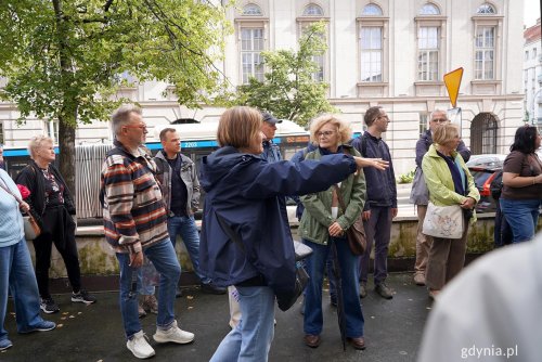 Zwiedzający na tarasie nieistniejącej już kawiarni w dawnym budynku ZUS (fot. Karolina Szypelt)