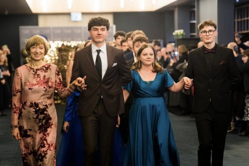 Maturzystki i maturzyści zatańczyli poloneza z prezydent Gdyni Aleksandrą Kosiorek  i dyrektorką ZSAE Anną Marlewską (fot. Paweł Budziński)