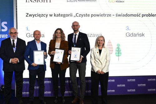 Działania prowadzone przez gdyński samorząd zostały docenione w Rankingu Miast Zrównoważonej Mobilności 2025. Nagrodę podczas gali Local Trends – Europejskiego Forum Samorządowego w Poznaniu odebrał Bartosz Frankowski, naczelnik Wydziału Środowiska Urzędu Miasta Gdyni (na zdjęciu drugi z lewej strony) (fot. mat. pras.)