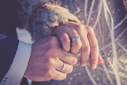 Dłonie z obrączkami