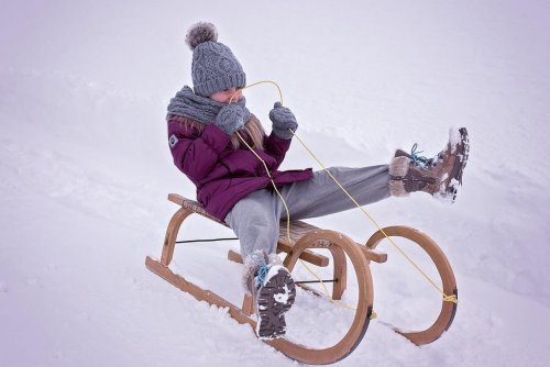 Zdarza się, że zachwycone śniegiem dzieci zapominają o bezpieczeństwie (fot. Pixabay)