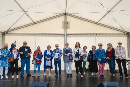 Na zdj. Joanna Zielińska, przewodnicząca Rady Miasta Gdyni (pierwsza z prawej), Hanna Niedźwiecka-Pasternak z Wydziału Ogrodnika Miasta Gdyni (druga z prawej) oraz laureaci konkursu. Fot. Mateusz Dietrich