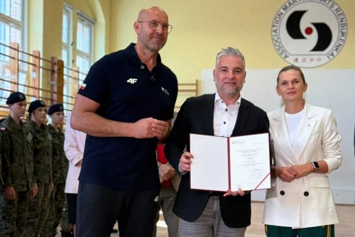 Od lewej: minister sportu i turystyki Jakub Rutnicki, dyrektor GCS Paweł Brutel, ministra edukacji Barbara Nowacka (fot. gdyniasport.pl)
