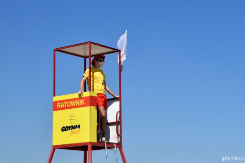 Flagi zawisną na kąpielisku Gdynia Śródmieście 26 czerwca (fot. Marek Urbaniak)