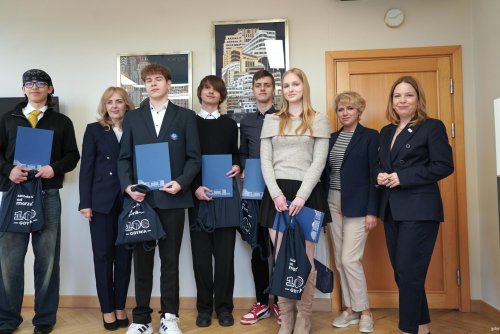Uczniowie, którzy uzyskali najlepsze wyniki na etapie powiatowym Konkursu Wiedzy o Samorządzie Terytorialnym z Oktawią Gorzeńską, wiceprezydentką Gdyni (fot. Aneta Marczak)
