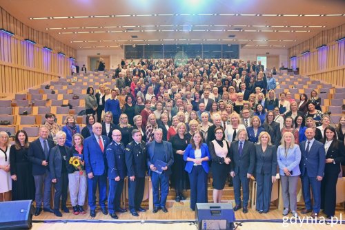 Zdjęcie grupowe gdyńskich samorządowców oraz nauczycieli z zeszłorocznych obchodów Dnia Edukacji Narodowej (fot. Magdalena Śliżewska)