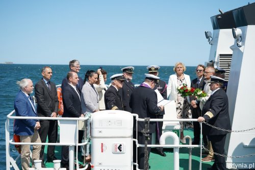 Tym, którzy odeszli na wieczną wachtę. Na pokładzie Kontrolera-22 stoją m.in: Grzegorz Kuleta z biura senatora Sławomira Rybickiego, poseł Rafał Siemaszko, Beata Koniarska z Sejmiku Województwa Pomorskiego, wiceprezydent Gdyni Rafał Geremek, radni miasta Teresa Bysewska i Łukasz Piesiewicz, o. Edward Pracz, dyrektor Urzędu Morskiego w Gdyni Anna Stelmaszyk-Świerczyńska, prezes Ligi Morskiej i Rzecznej Andrzej Królikowski oraz wnuczka Tadeusza Wendy – Hanna Wenda-Uszyńska (fot. Magda Śliżewska)