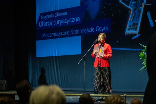 Scena Opery Bałtyckiej, Oktawia Gorzeńska trzyma statuetkę, przemawia do mikrofonu