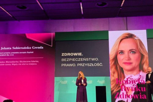 Jolanta Sobierańska-Grenda odbiera nagrodę (fot. archiwum Szpitali Pomorskich)