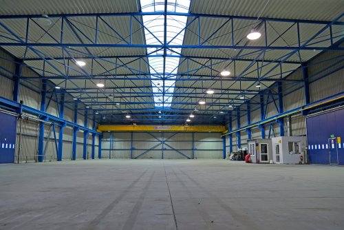 Wnętrze nowej hali magazynowej zakupionej ze środków Programu Ochrony Ludności i Obrony Cywilnej 2025-2026 (fot. Magdalena Czernek)