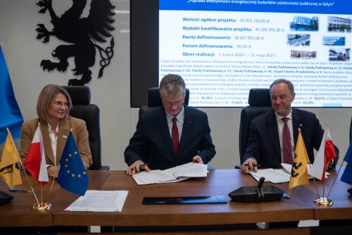 W podpisaniu umowy na modernizację energetyczną wzięli udział: marszałek województwa pomorskiego Mieczysław Struk, wiceprezydent Gdyni Rafał Geremek i skarbniczka Miasta Gdyni Honorata Krupka (fot. Jacek Sowa/mat. prasowe UMWP)