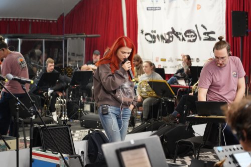 Margaret i Jan Stokłosa z orkiestrą podczas próby do koncertu na stulecie Gdyni (fot. Magda Śliżewska)