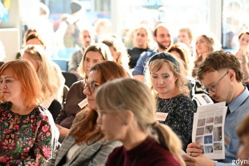 Uczestnicy Gdyńskich Warsztatów Konserwatorskich w ikonicznym budynku PLO, w którym mieści się Miejska Informacja Turystyczna (fot. Waldemar Ulanowski)