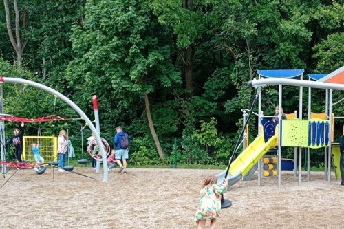 Już w dniu otwarcia placu zabaw przy ul. Makuszyńskiego na gdyńskich Karwinach dzieci mogły przetestować nową atrakcję (fot. Waldemar Ulanowski)