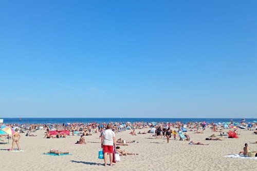Plaża w Śródmieściu, tak jak i pozostałe trzy miejskie plaże w Gdyni, zapraszają do skorzystania z pięknej pogody (fot. Waldemar Ulanowski)