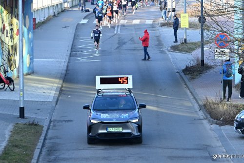 Pilot prowadzący uczestników biegu ulicznego w Gdyni (fot. gdyniasport.pl)