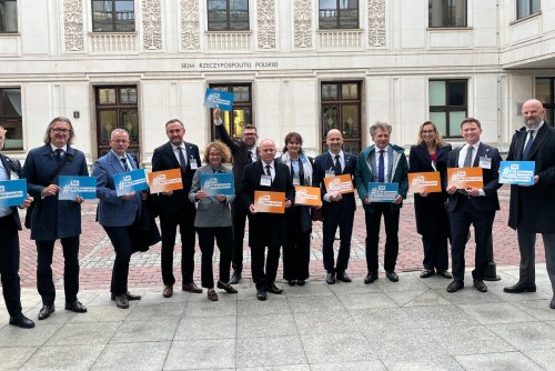 Delegacja pomorskich parlamentarzystów i samorządowców, wśród nich m.in.: sekretarz stanu w Ministerstwie Funduszy i Polityki Regionalnej Jacek Karnowski, wiceprezydent Gdyni Tomasz Augustyniak (fot. Magdalena Starnawska) 