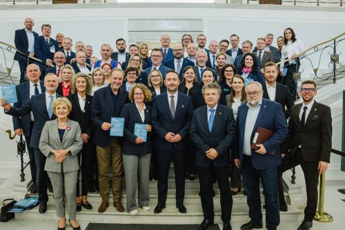 We wtorek w Sejmie obecna była 40-osobowa delegacja prezydentów, burmistrzów, wójtów i starostów z Pomorza. Wśród nich znaleźli się m.in.: marszałek województwa pomorskiego Mieczysław Struk, prezydent Gdyni Aleksandra Kosiorek, prezydent Gdańska Aleksandra Dulkiewicz i prezydentka Sopotu Magdalena Czarzyńska-Jachim (fot. Konrad Kędzior)
