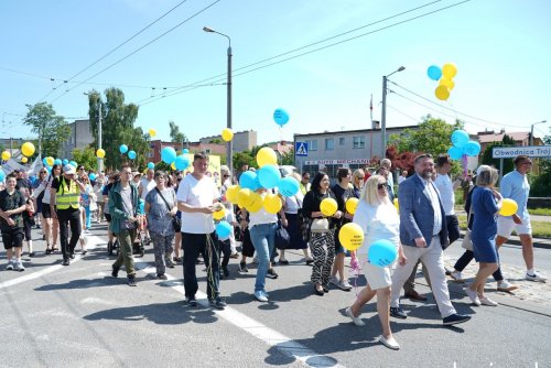 Kolorowa parada przeszła ulicą Chylońską. Na zdjęciu m.in.: Tadeusz Szemiot, Maciej Zielonka, pełnomocnik prezydent ds. rad dzielnic Paweł Korycki, radna Agnieszka Tokarska i radni dzielnic (fot. Magdalena Starnawska)