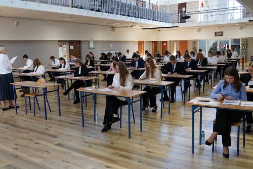 Matury w X Liceum Ogólnokształcącym (fot. Magdalena Starnawska // zdjęcie archiwalne)