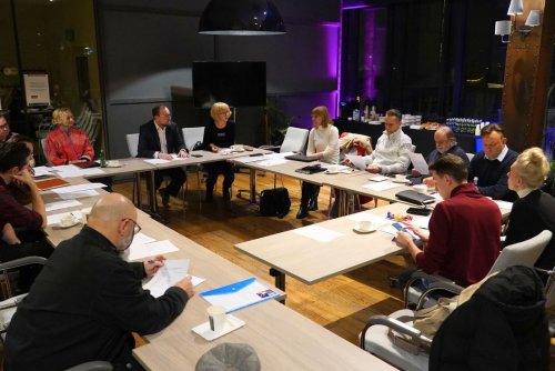 Spotkanie Rady Kultury w Muzeum Emigracji. Na zdjęciu m.in.: dyrektor zarządzający ds. kultury i aktywności mieszkańców Mariusz Bzdęga, dyrektorka Muzeum Emigracji Karolina Grabowicz-Matyjas wraz z osobami wchodzącymi w skład Gdyńskiej Rady Kultury (fot. Magdalena Starnawska)