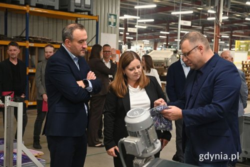 Prezydent Gdyni Aleksandra Kosiorek i wiceprezydent Tomasz Augustyniak 17 października odwiedzili siedzibę firmy Trefl S.A. (fot. Jakub Winiewski)