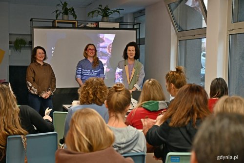 Od lewej: Kinga Fromlewicz – menoedukatorka, Małgorzata Sowińska – ginekolog i członkini Gdyńskiej Rady Kobiet oraz Agnieszka Schneider-Szymańska – psycholożka i seksuolożka poprowadziły spotkanie „Twoje ciało w nowym rytmie. O perimenopauzie i menopauzie” w ramach cyklu „Marzec Kobiet: Port Dobrostan” (fot. Magdalena Czernek)