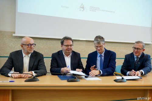 Podpisanie listu intencyjnego. Na zdjęciu od lewej: Piotr Gepert, wiceprezes Zarządu OPEC, Marcin Lackowski, dyrektor naczelny IMP PAN, Rafał Geremek, wiceprezydent Miasta Gdyni, Wojciech Folejewski, prezes OPEC (fot. Magdalena Czernek)