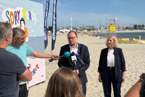 Mariusz Bzdęga, dyrektor zarządzający ds. kultury i aktywności mieszkańców oraz Jagna Ogonowska, zastępca dyrektora Gdyńskiego Centrum Sportu podczas konferencji prasowej (fot. Magdalena Iwanowicz-Mongird)