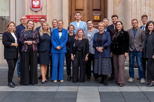 Członkowie Rady do spraw Równego Traktowania powołanej przez ministrę edukacji Barbarę Nowacką. Wśród nich m.in. Oktawia Gorzeńska, wiceprezydentka Gdyni (mat. prasowe)