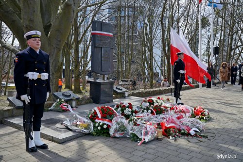 Posterunek honorowy przy Pomniku Ofiar Katynia podczas uroczystości z okazji Dnia Pamięci Ofiar Zbrodni Katyńskiej (fot. Magdalena Czernek)