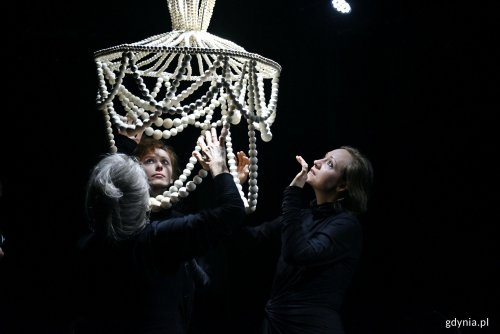 Urszula Kowalska, Marta Jaszewska i Małgorzata Polakowska w spektaklu „ONA. Rekonstrukcja” w Teatrze Gdynia Główna (fot. Magdalena Czernek)