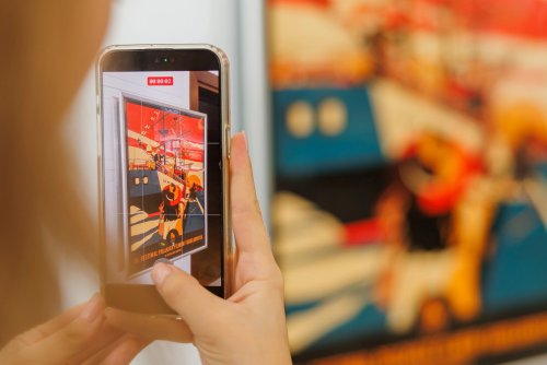 Smartfon, osoba robi zdjęcie plakatu FPFF