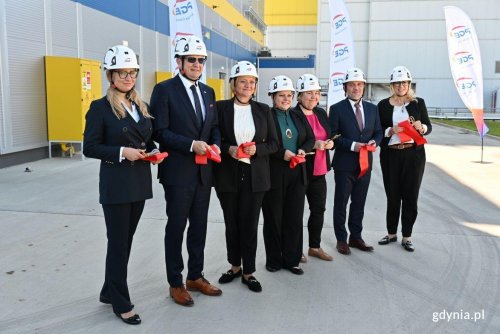 Na zdjęciu od lewej: wiceprezesi PGE Energia Ciepła Katarzyna Suwała i Mariusz Michałek, wicewojewoda pomorska Anna Olkowska-Jacyno, prezydent Gdyni Aleksandra Kosiorek, dyrektor oddziału Wybrzeże PGE Energia Ciepła Ewa Barszcz, wiceprezes SBB Energy Artur Brzdękiewicz oraz wójt gminy Kosakowo Eunika Niemc (fot. Waldemar Ulanowski)  