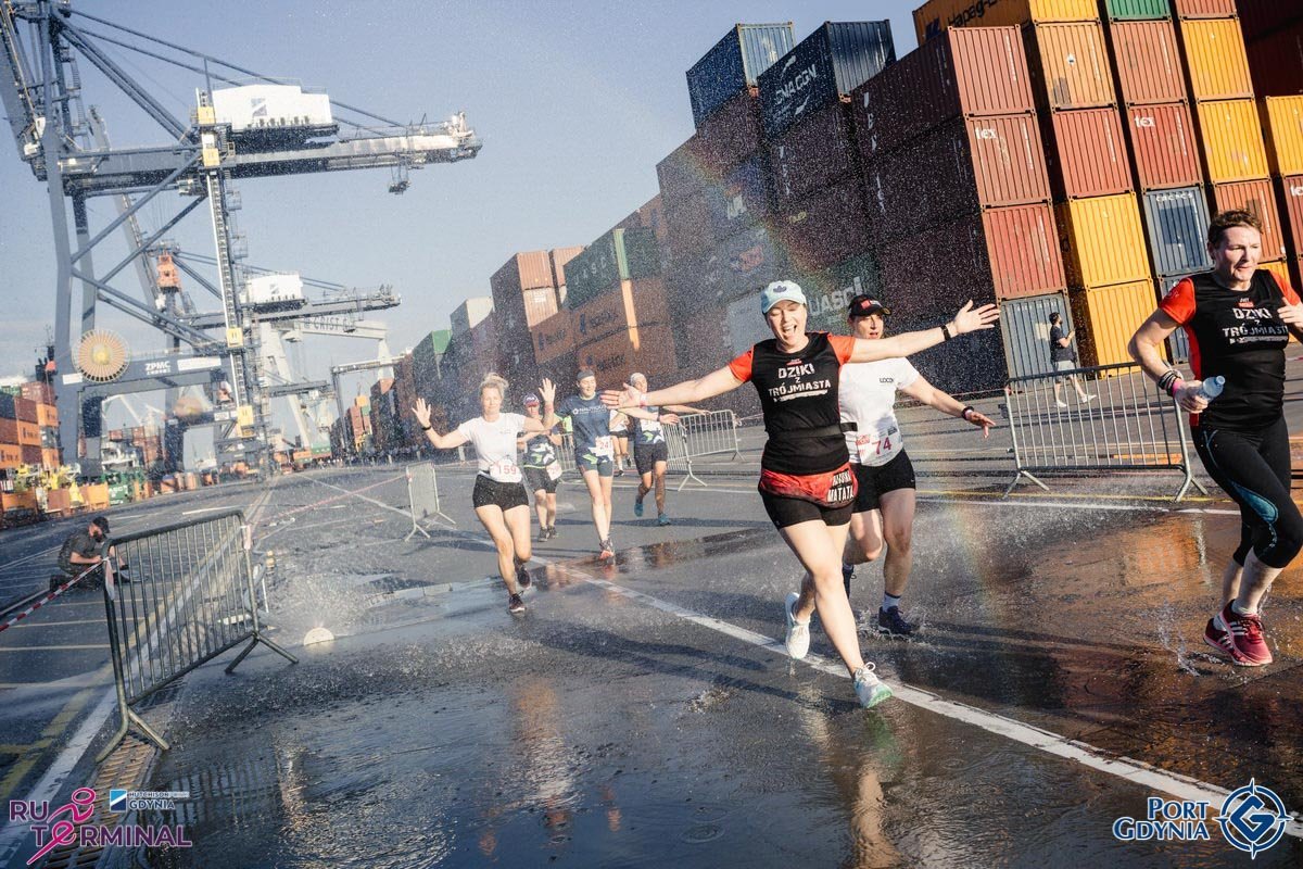 Niezapomniana trasa, prawdopodobnie jedyna taka na świecie - to już od dwóch lat prawdziwy magnes dla biegaczy. Na zdjęciu ubiegłoroczna edycja „ONE Terminal RUN Gdynia Hutchison Ports”, fot. mat. organizatorów / facebook.com/oneterminalrun