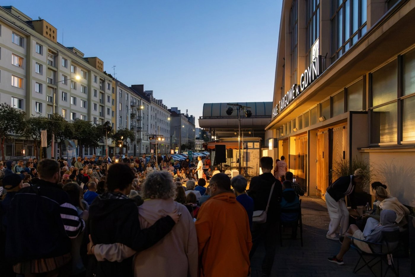 Zdjęcie z pokazu spektaklu „Frog Shop” na placu przed Halą Łukową w ramach festiwalu „Pociąg do Miasta” (fot. Anna Rezulak)