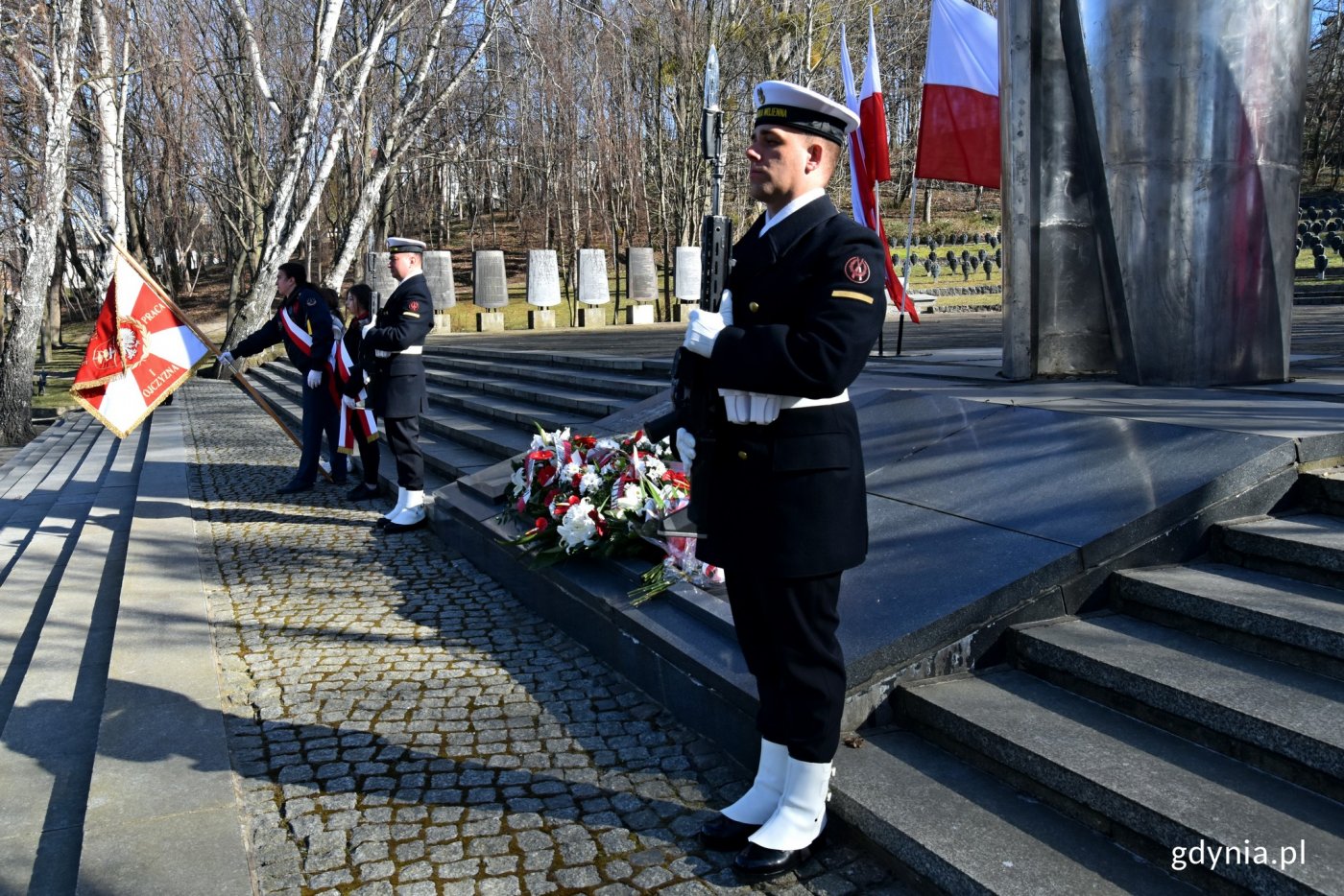 Posterunek honorowy przy pomniku Obrońców Wybrzeża na Cmentarzu Wojennym w Redłowie // fot. Magdalena Czernek