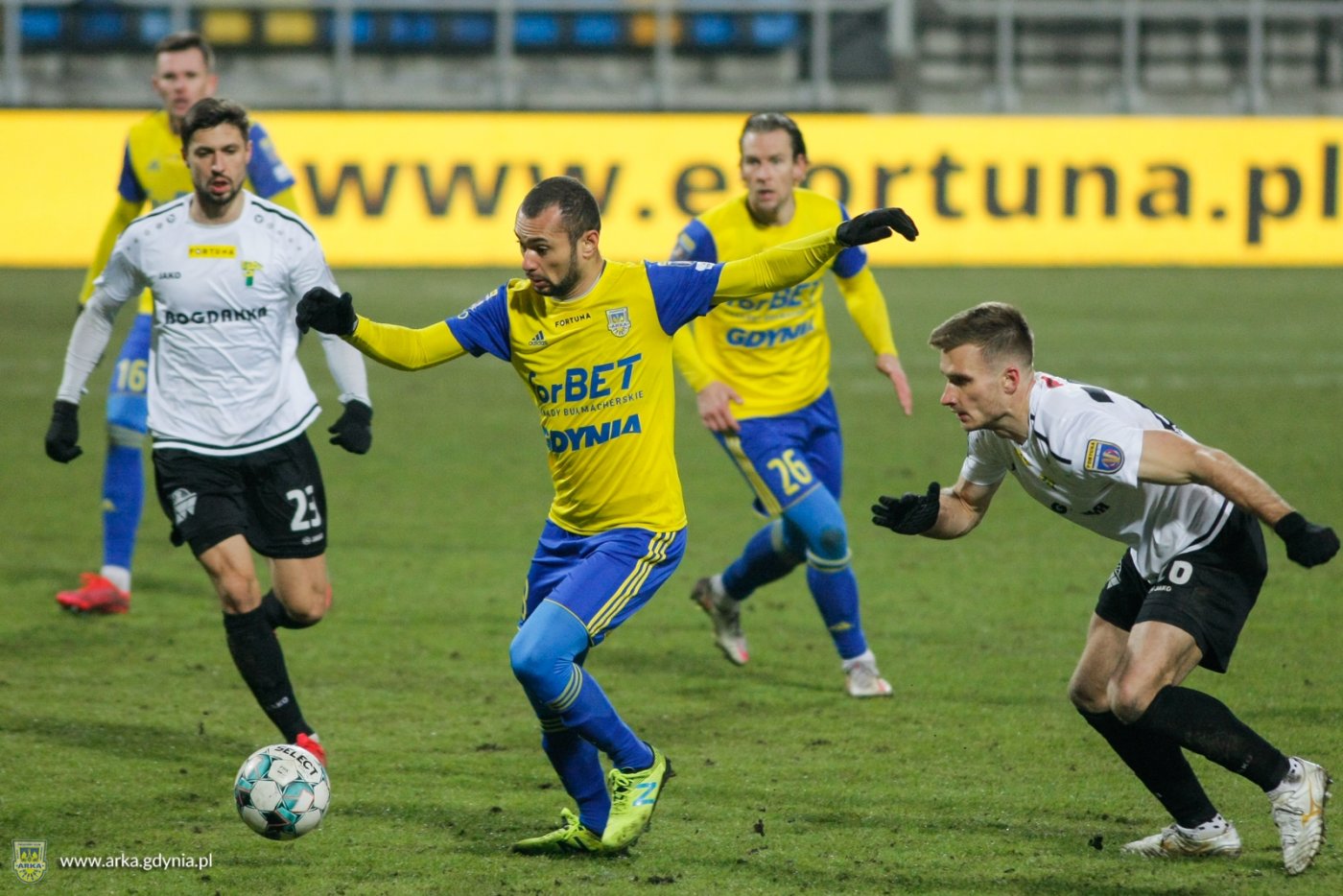 Arka w ćwierćfinale Fortuna Pucharu Polski. Przy piłce napastnik gdyńskiego klubu, Marcus da Silva. (fot. arka.gdynia.pl)