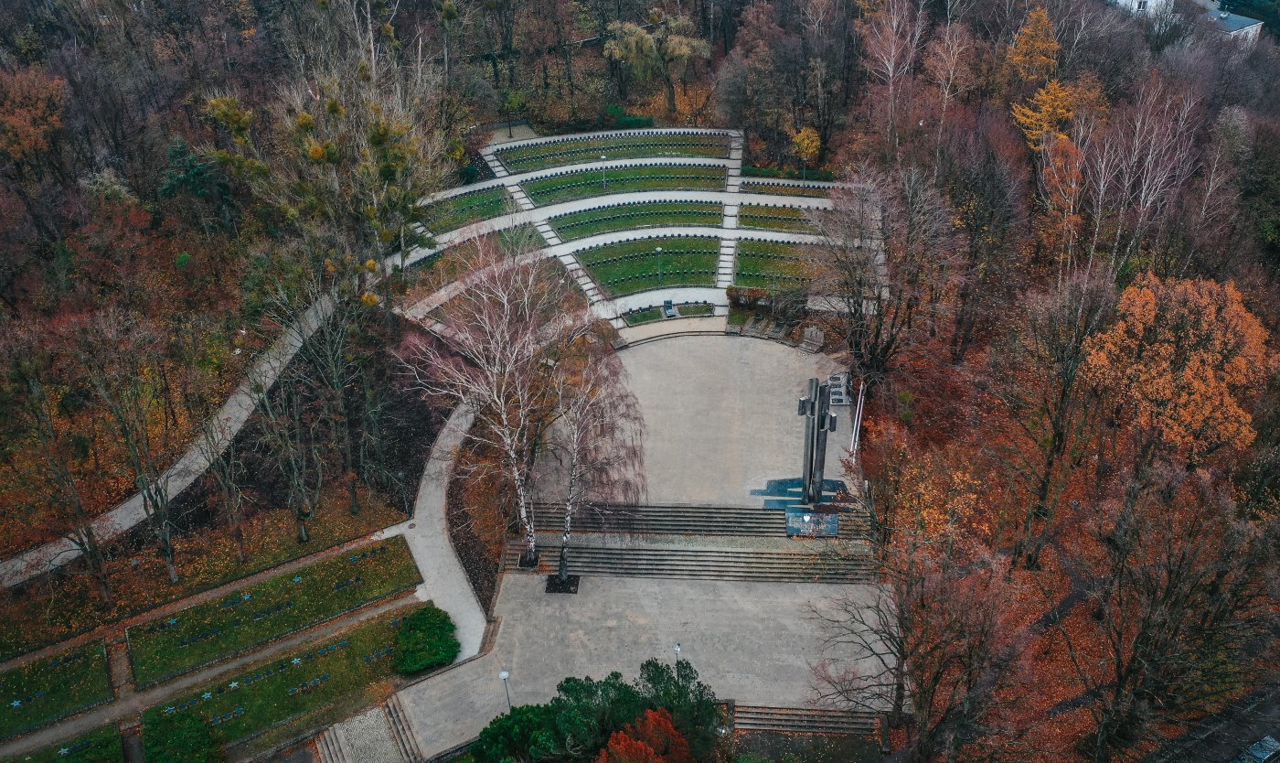 widok na cmentarz z góry, widoczne alejki, plac