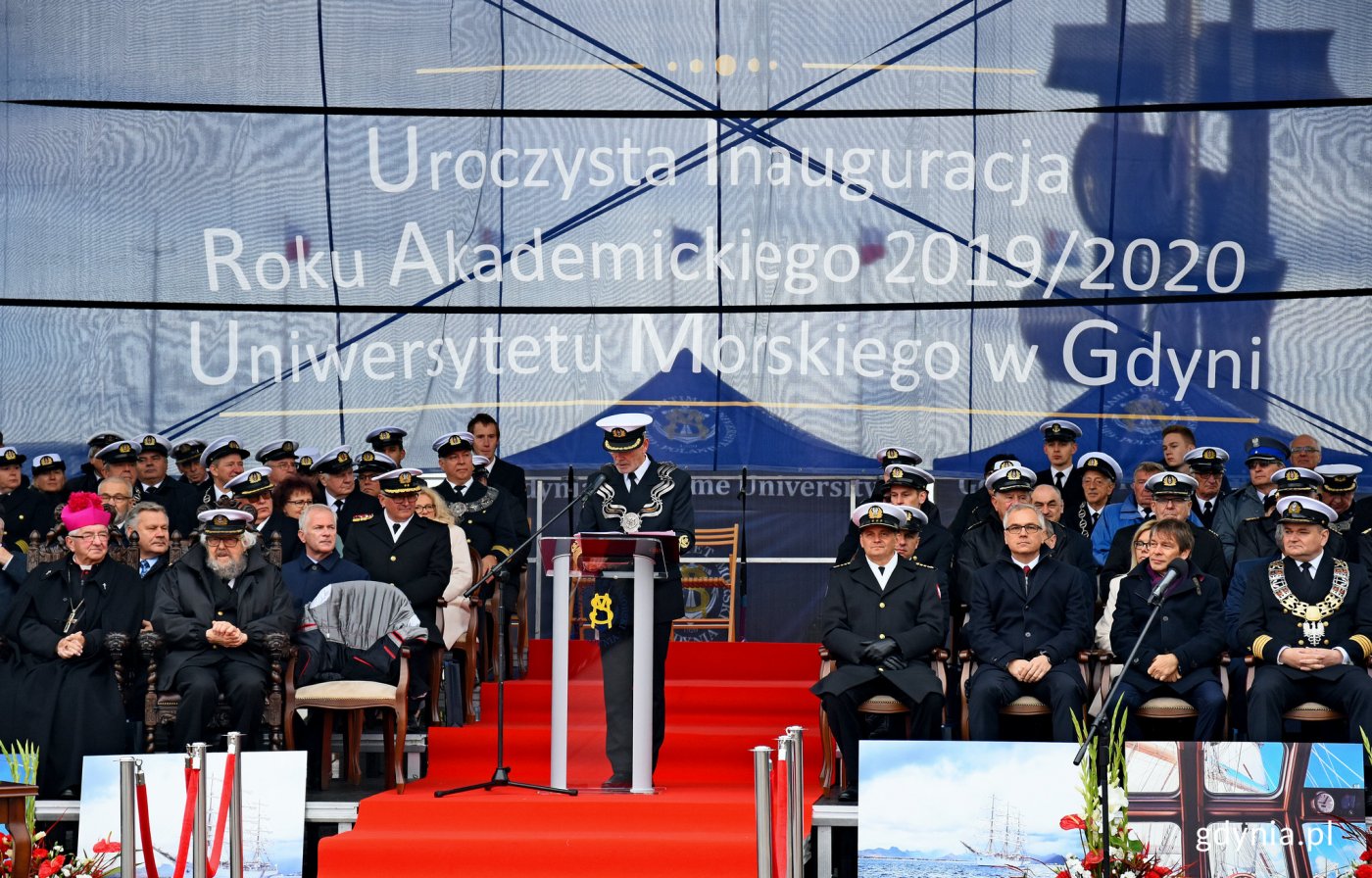 Inauguracja roku akademickiego, gości wita rektor Uniwersytetu Morskiego, prof. dr hab. inż. Janusz Zarębski, fot. Kamil Złoch