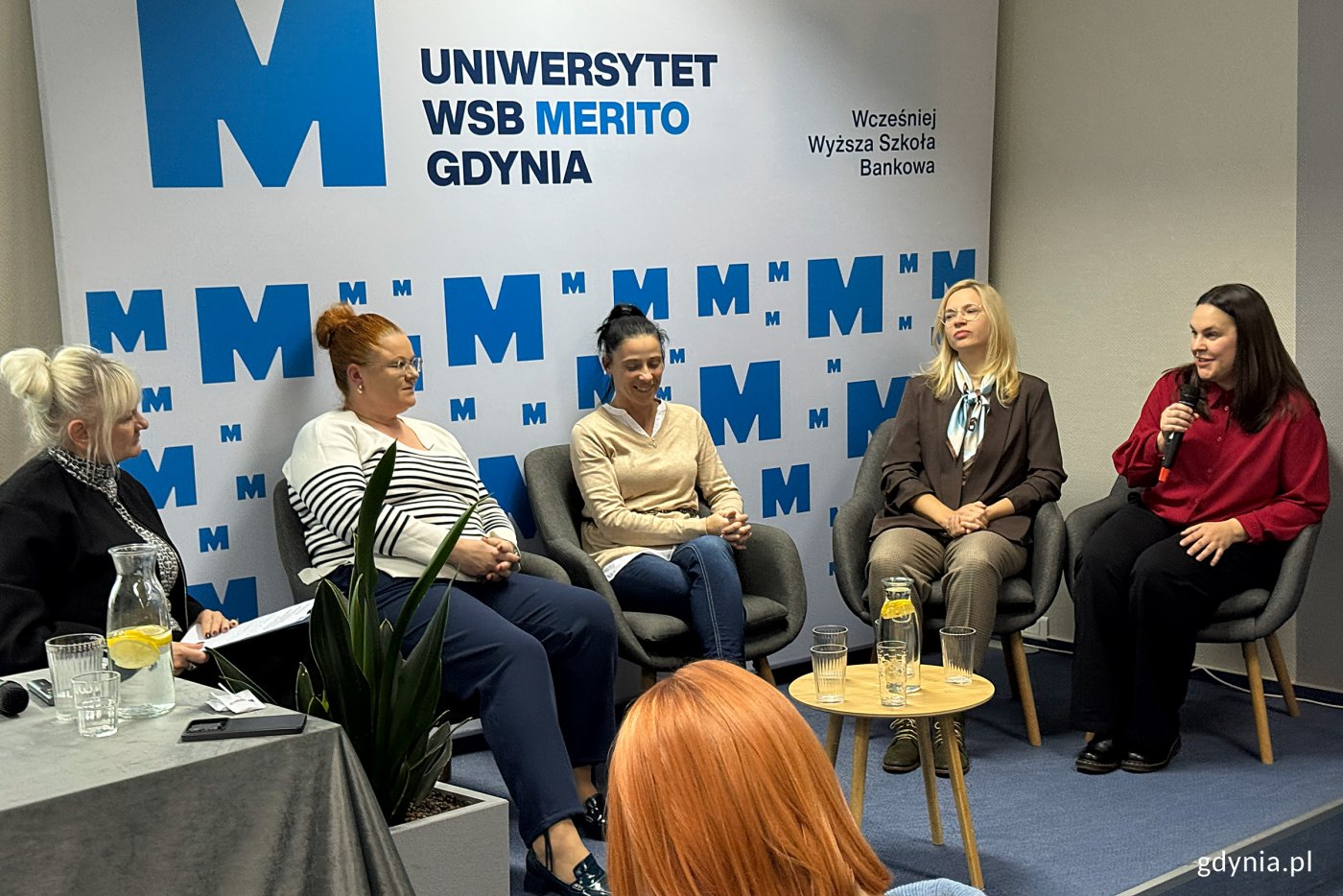 Konferencja Rodzice i nauczyciele w dialogu o neuroróżnorodności, na zdjęciu od lewej: naczelniczka Wydziału Edukacji Iwona Tanewska, wizytatorka Kuratorium Oświaty w Gdańsku Ewa Ossowska, mama osoby neuroatypowej Bożena Lorentz, psycholożka dziecięca Magdalena Kiełczyńska oraz nauczycielka, logopedka i neurologopedka z Przedszkola nr 48 „Morska Przygoda” Patrycja Szemis (fot. Katarzyna Balcerzak)