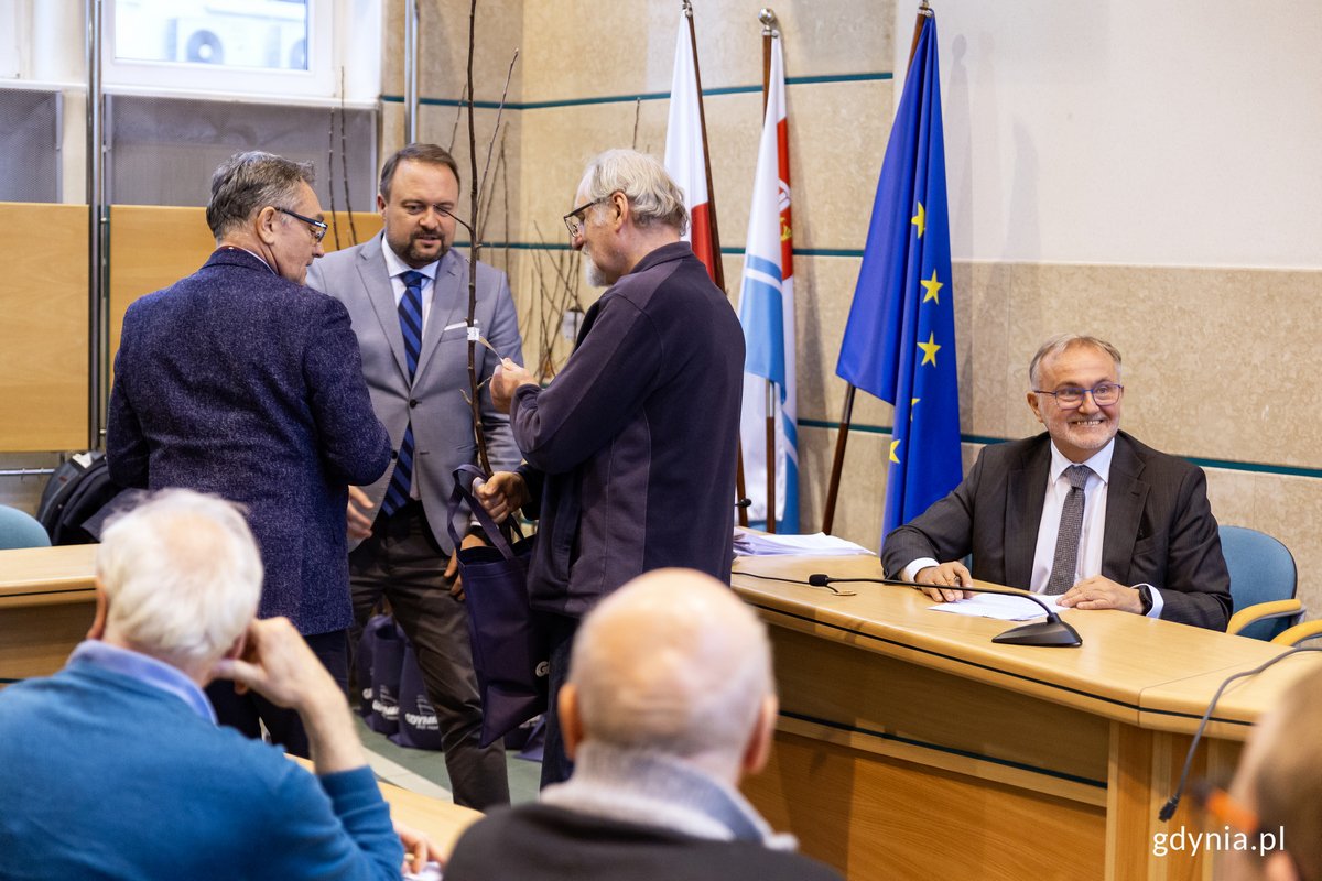 Podczas gdy prezydent Gdyni Wojciech Szczurek podpisywał umowy grantowe z przedstawicielami ROD, wiceprezydent gdyni Marek Łucyk wręczał działkowcom sadzonki jabłoni. Fot. Przemysław Kozłowski